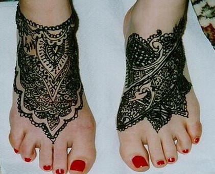 black mehndi design for feet